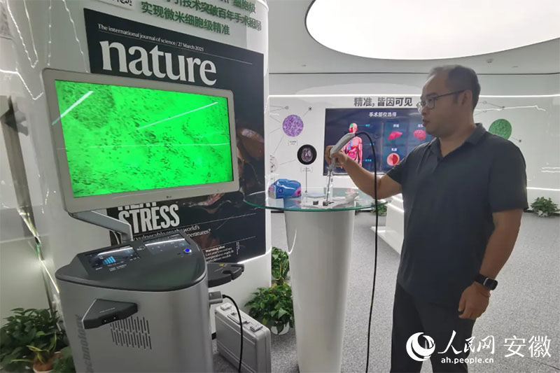 陳廷嘉演示“安刀”使用方法。人民網(wǎng)記者 胡雨松攝