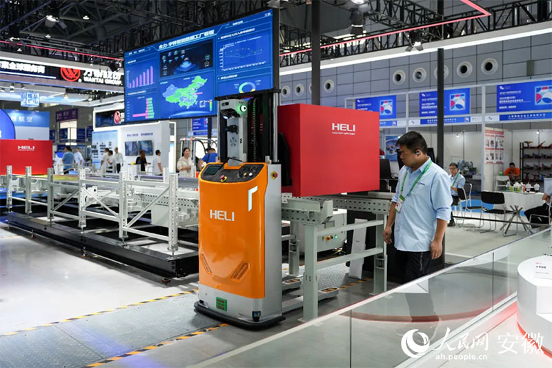 2024世界制造業(yè)大會(huì)上，合力將智能數(shù)據(jù)工廠系統(tǒng)帶進(jìn)展會(huì)。人民網(wǎng)記者 王銳攝