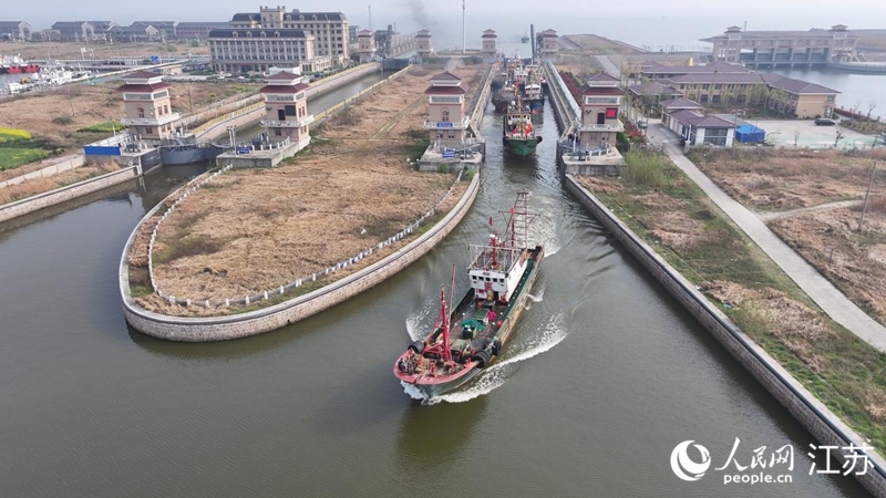 接鮮船駛過南通啟東呂四漁港船閘。人民網(wǎng)記者 余樂攝