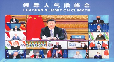 2021年4月22日晚，應(yīng)美國總統(tǒng)拜登邀請，國家主席習(xí)近平在北京以視頻方式出席領(lǐng)導(dǎo)人氣候峰會，并發(fā)表題為《共同構(gòu)建人與自然生命共同體》的重要講話。新華社記者 李 響攝
