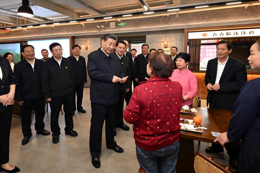△2024年4月22日，習近平總書記來到重慶九龍坡區(qū)謝家灣街道民主村社區(qū)考察。