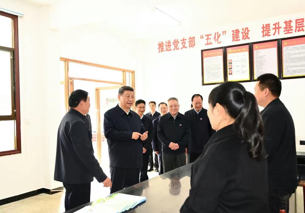 △2024年3月19日，習近平總書記在湖南常德市鼎城區(qū)謝家鋪鎮(zhèn)港中坪村黨群服務中心了解當?shù)貫榛鶎訙p負、提升基層治理效能等情況。