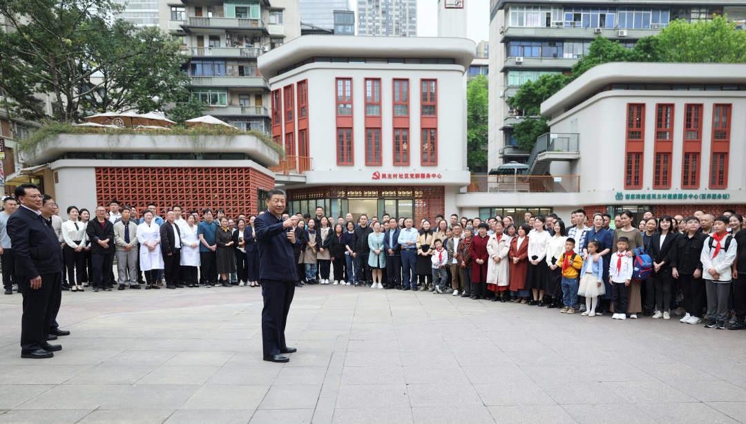 △2024年4月22日，習近平總書記來到重慶九龍坡區(qū)謝家灣街道民主村社區(qū)考察。