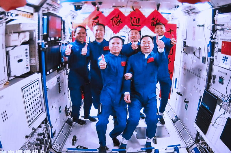 2023年5月30日，在北京航天飛行控制中心拍攝的神舟十五號航天員乘組與神舟十六號航天員乘組拍下“全家?！钡漠嬅妗? oldsrc=