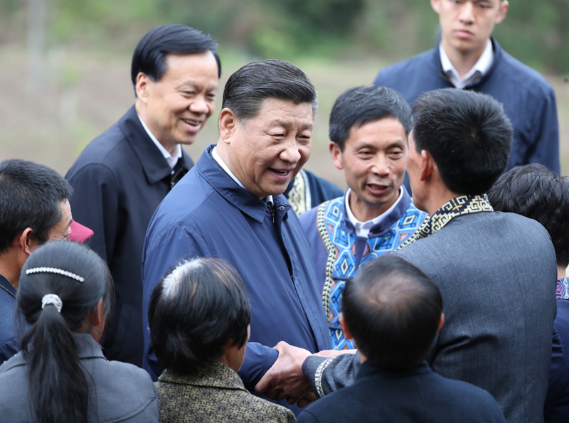 2019年4月15日至17日，中共中央總書記、國家主席、中央軍委主席習(xí)近平在重慶考察，并主持召開解決“兩不愁三保障”突出問題座談會。這是4月15日下午，習(xí)近平在石柱土家族自治縣中益鄉(xiāng)華溪村同村民親切交流。新華社記者 丁海濤 攝