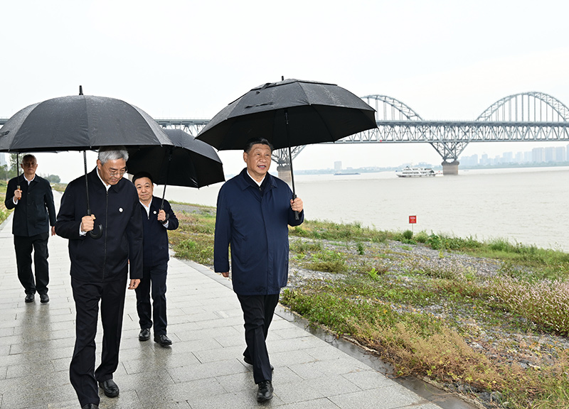 2023年10月10日至13日，中共中央總書記、國家主席、中央軍委主席習(xí)近平在江西考察。這是10日下午，習(xí)近平在長江國家文化公園九江城區(qū)段考察時(shí)，冒雨沿江堤步行察看沿岸風(fēng)貌。新華社記者 謝環(huán)馳 攝