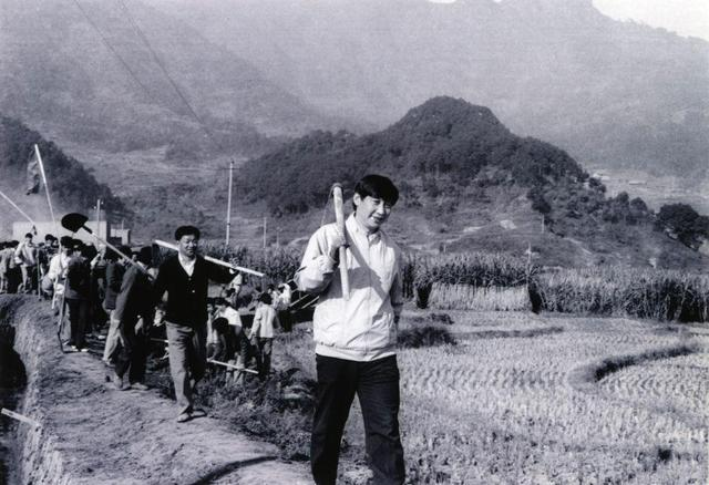 1989年12月2日，時任中共寧德地委書記的習(xí)近平帶領(lǐng)地直機(jī)關(guān)千余名干部到寧德縣南漈水利工地參加清溝排障修整水渠勞動。新華社發(fā)