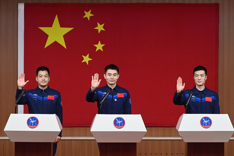 2024年月24日，神舟十八號載人飛行任務航天員葉光富（中）、李聰（右）、李廣蘇在酒泉衛(wèi)星發(fā)射中心問天閣與媒體記者集體見面。