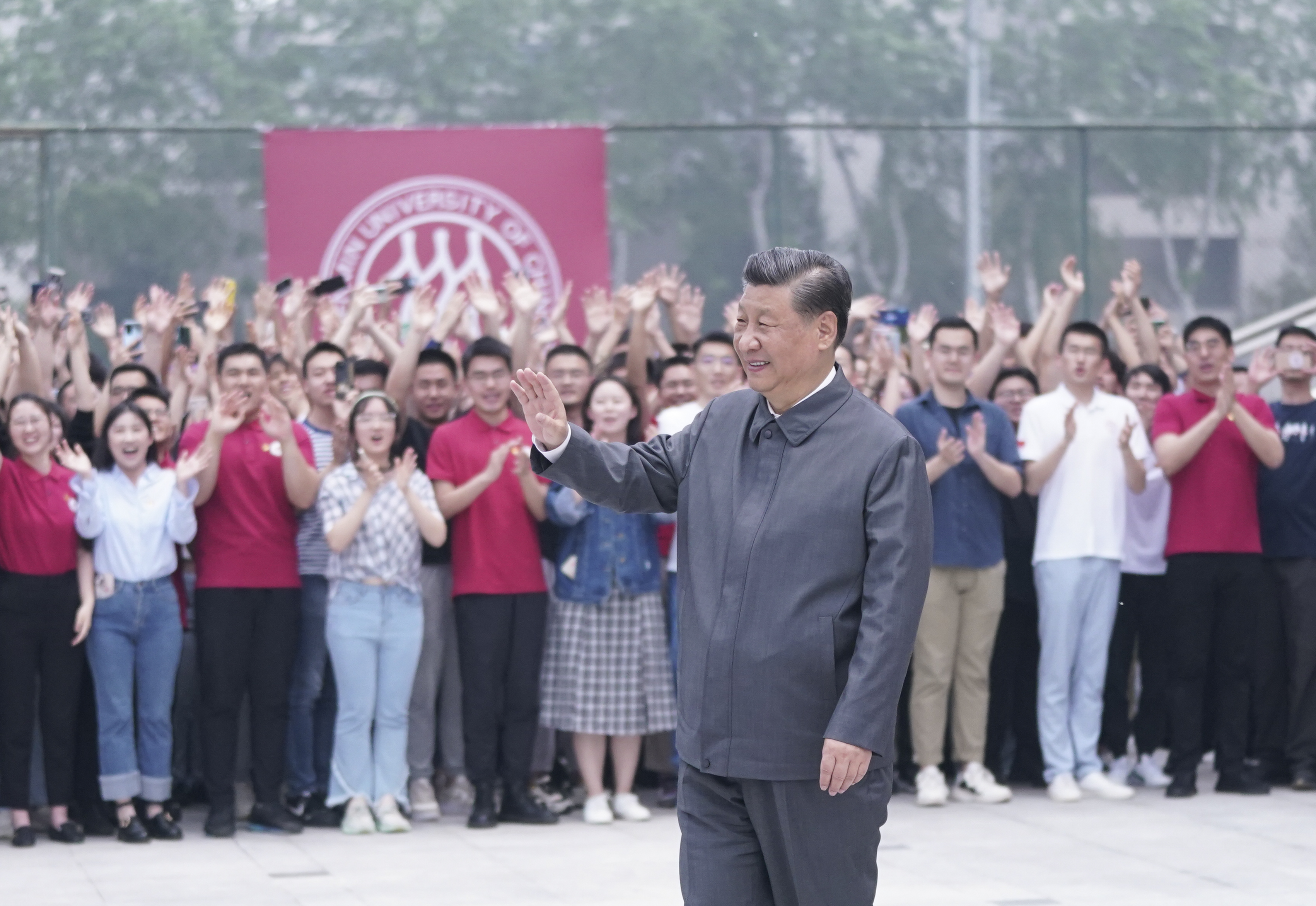 2022年4月25日，習(xí)近平總書記來到中國人民大學(xué)考察調(diào)研。這是習(xí)近平向師生們揮手致意。