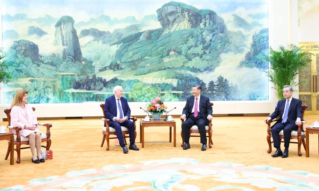 2024年4月8日，國家主席習(xí)近平在北京人民大會(huì)堂會(huì)見法國梅里埃基金會(huì)主席梅里埃夫婦。新華社記者 黃敬文 攝