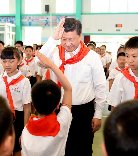 2014年5月30日，習(xí)近平總書記來到北京市海淀區(qū)民族小學(xué)，參加慶?！傲弧眹H兒童節(jié)活動(dòng)。