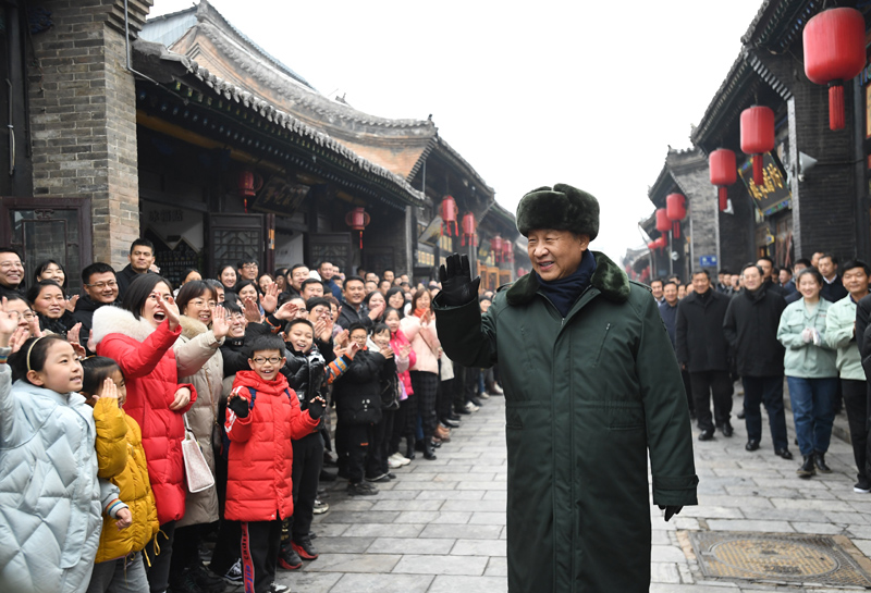 2022年1月27日，習近平總書記在平遙古城向現(xiàn)場群眾揮手致意。