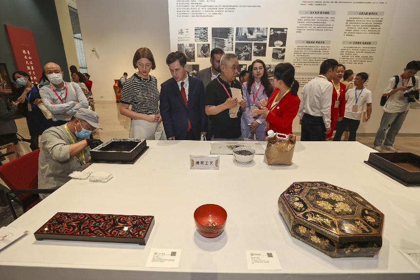 2023年5月28日，北京，推光漆器匠人為駐華使節(jié)展示技藝。