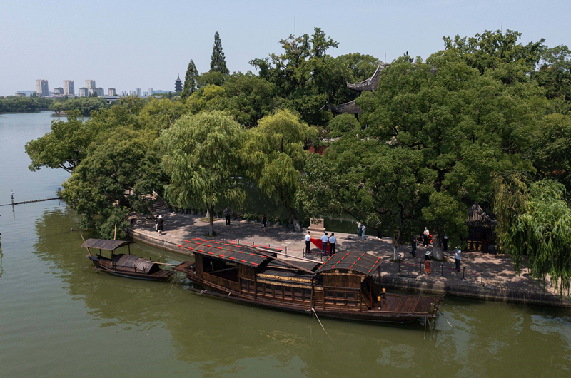 2022年7月27日，南湖紅船停靠在浙江省嘉興市南湖旅游區(qū)的湖心島旁。