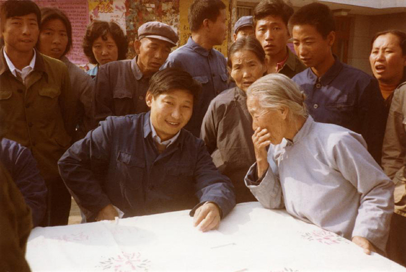 1983年，時任河北正定縣委書記的習近平（前排居中），臨時在大街上擺桌子聽取老百姓意見。