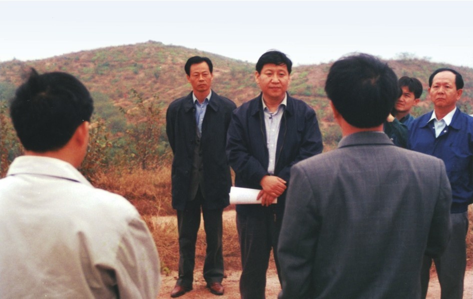1999年11月，習(xí)近平在龍巖市長(zhǎng)汀縣河田水土流失治理區(qū)調(diào)研。圖源：《習(xí)近平在福建（下）》