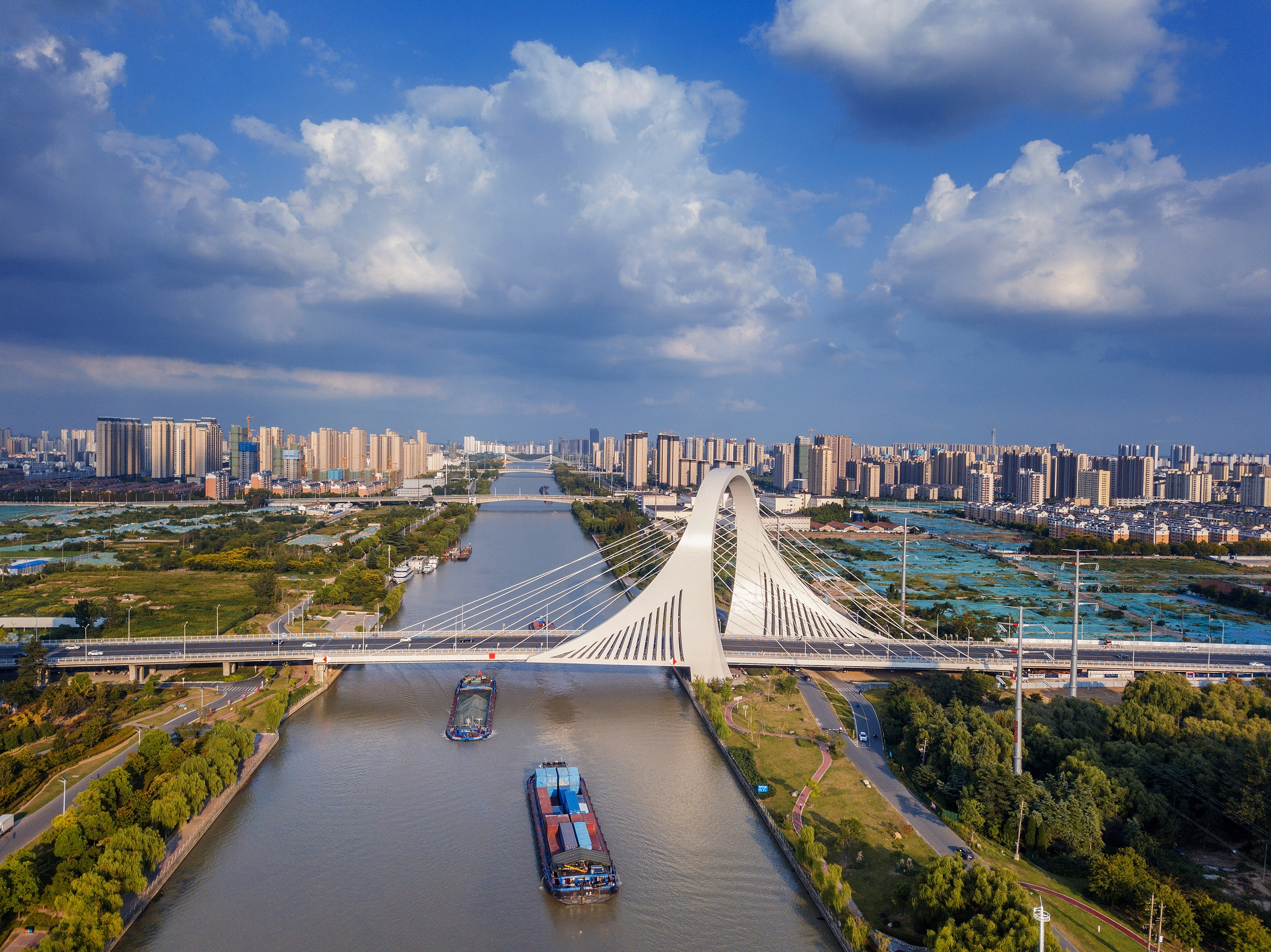 2022年9月12日，幾艘船舶行駛在江蘇淮安運(yùn)河大橋附近。