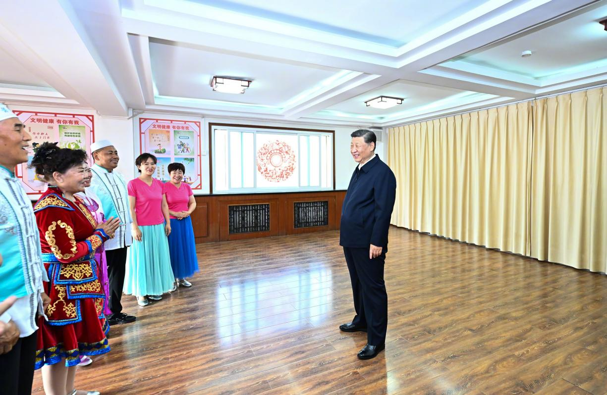 6月19日下午，習近平總書記在銀川市金鳳區(qū)長城花園社區(qū)活動室考察時，同社區(qū)居民親切交流。
