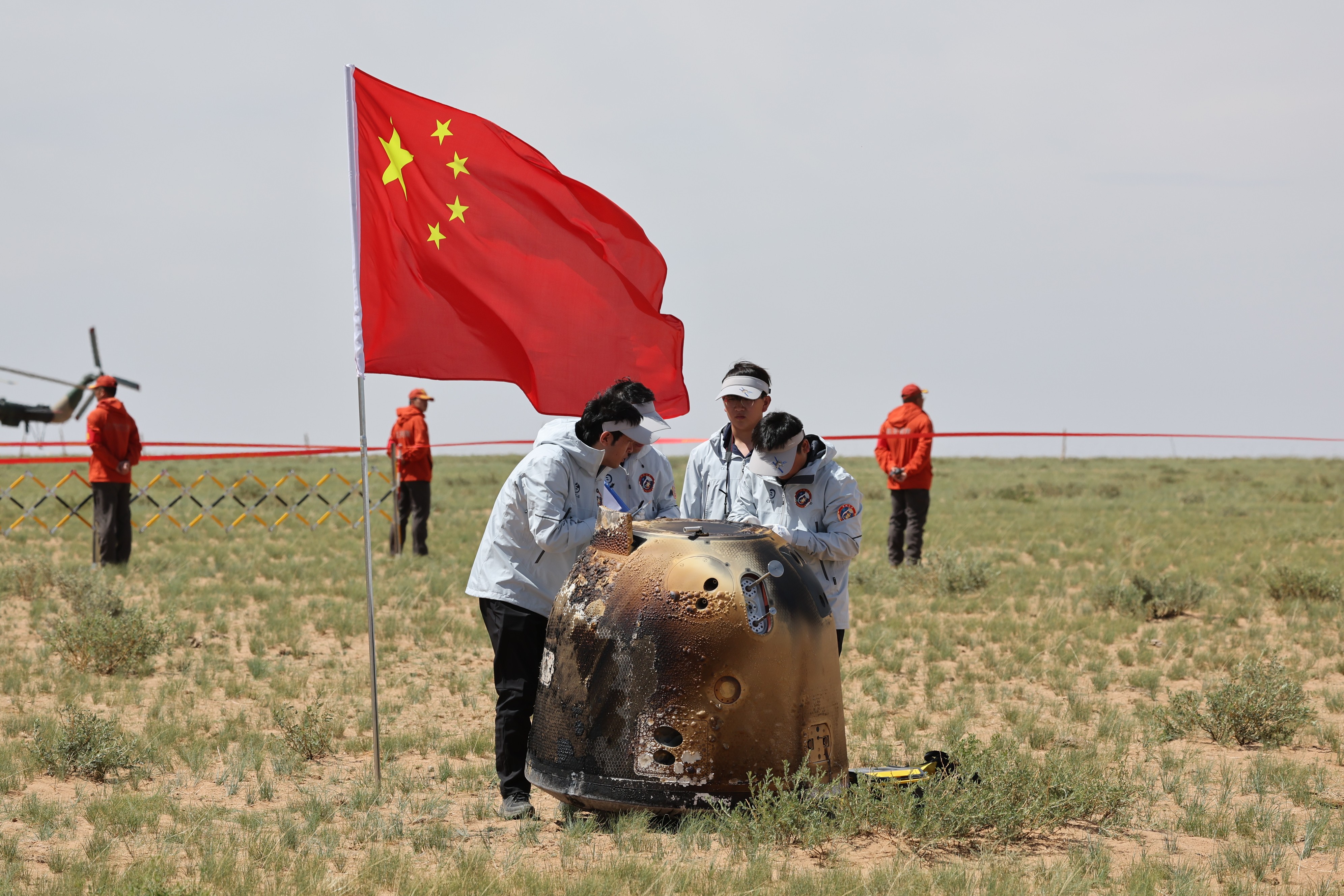 6月25日拍攝的嫦娥六號返回器回收現(xiàn)場。