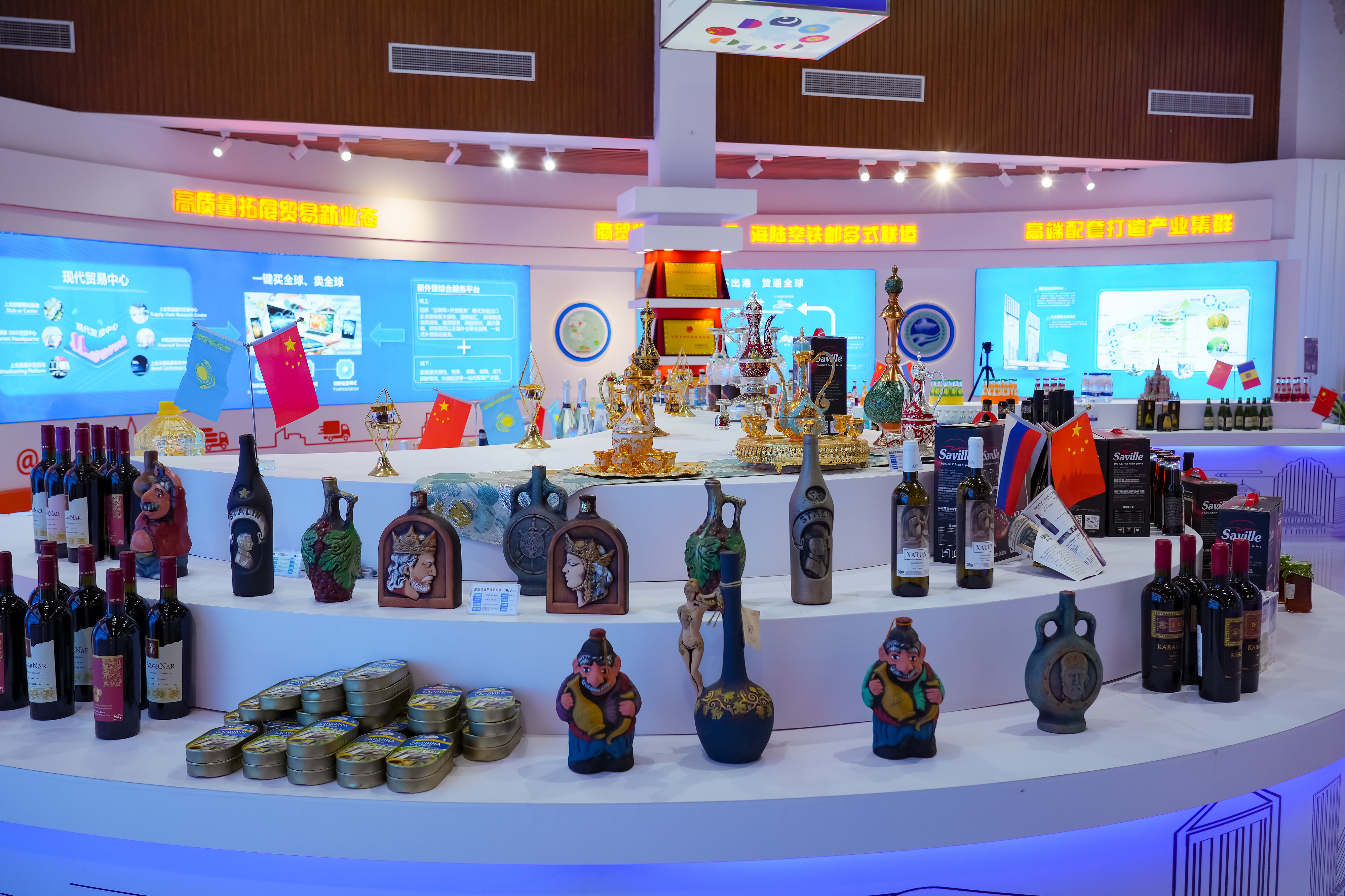 2022年10月19日，青島，上合示范區(qū)展出的上合國家特色商品。
