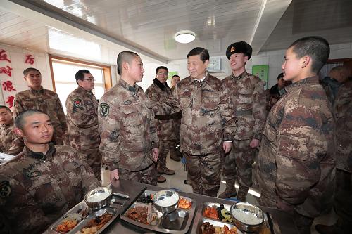 2014年1月26日中午，習(xí)近平來到連隊食堂，同戰(zhàn)士們一起用餐。新華社記者 李剛 攝