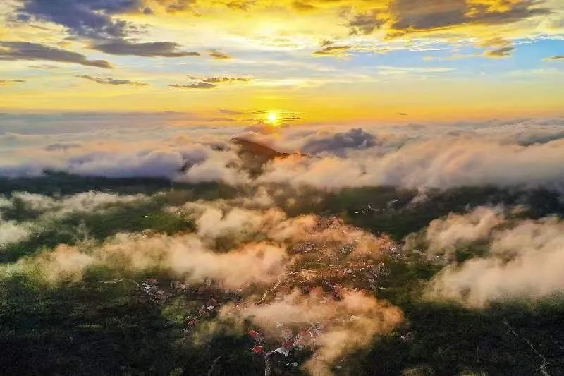 圖為云霧繚繞的軍營(yíng)村，群山盡翠，紅瓦掩映。廈門(mén)市委宣傳部供圖