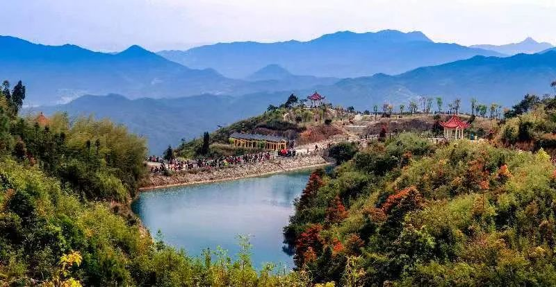 圖為游客們到軍營(yíng)村七彩池欣賞美景。廈門(mén)市委宣傳部供圖