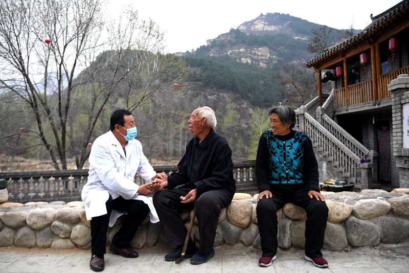 2020年4月15日，在河北阜平縣龍泉關(guān)鎮(zhèn)駱駝灣村，村醫(yī)霍建國(guó)為村民把脈。