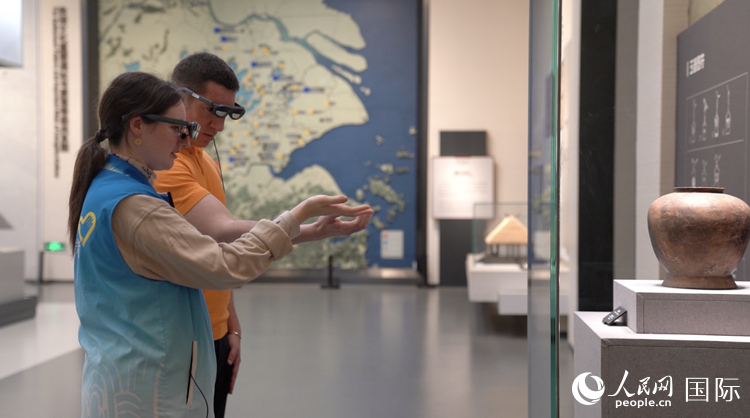 人民網(wǎng)外籍專家在良渚博物院體驗AR眼鏡。人民網(wǎng)記者 袁蒙攝