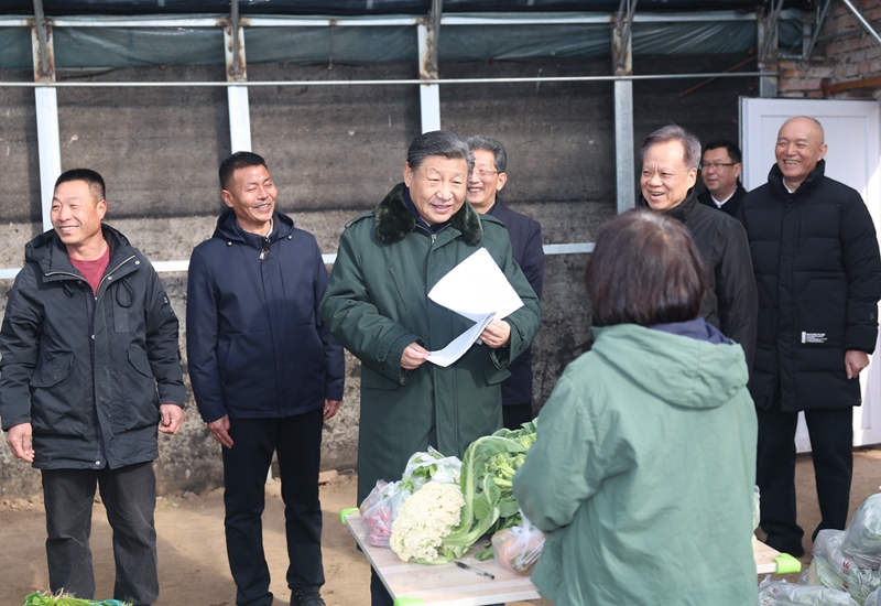 2024年2月1日，習近平總書記在天津市西青區(qū)辛口鎮(zhèn)第六埠村，走進大棚同菜農親切交流。