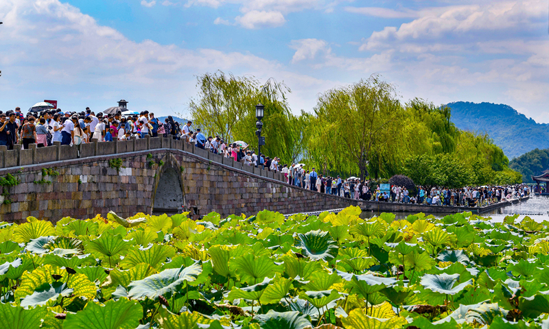 2024年10月4日，杭州西湖景區(qū)迎來國慶假期旅游高峰。