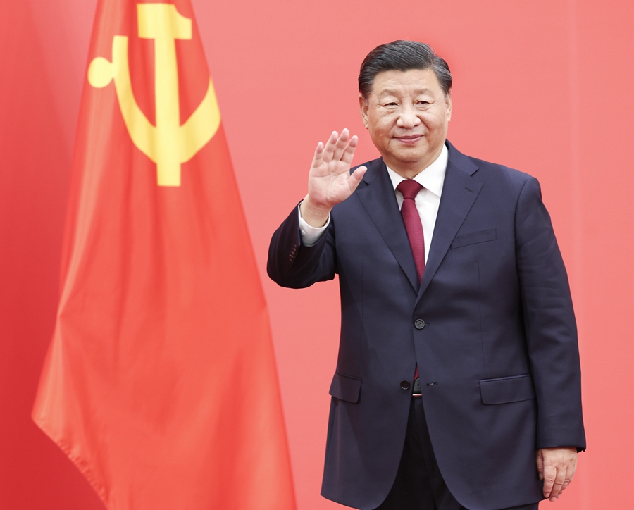 2022年10月23日，習(xí)近平在北京人民大會堂同采訪中共二十大的中外記者親切見面。