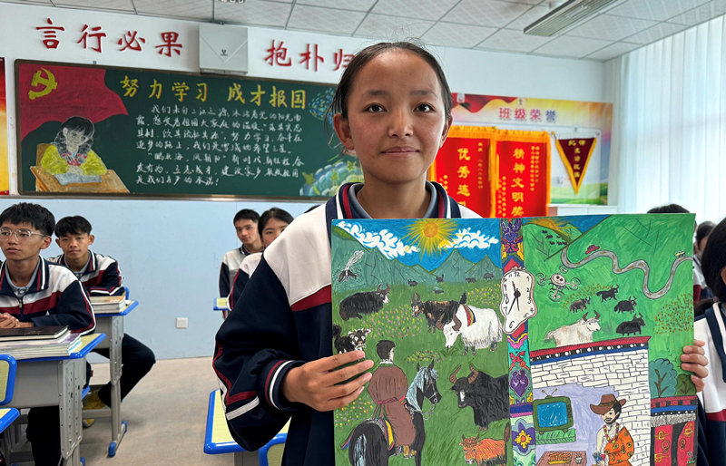 果洛西寧民族中學(xué)學(xué)生尼東拉毛在主題思政課上展示表現(xiàn)現(xiàn)代化家鄉(xiāng)的作品。