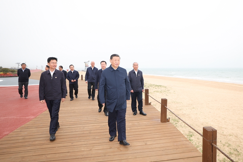 2024年5月22日，習(xí)近平總書記在山東日照陽光海岸綠道考察。