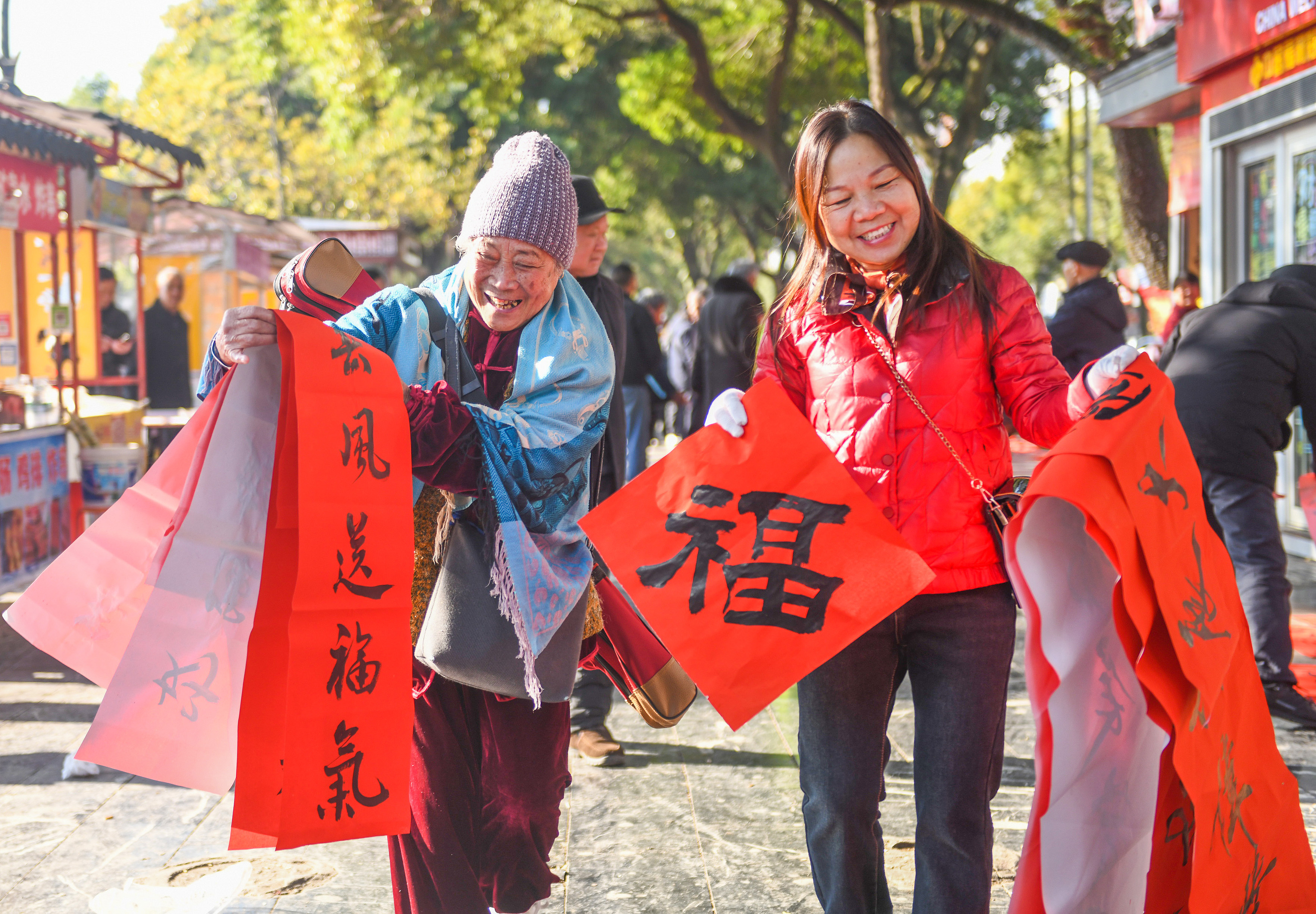 2025年1月13日，在湖南省永州市道縣西洲公園義工崗?fù)?，市民們領(lǐng)到了書法志愿者為大家書寫的春聯(lián)。
