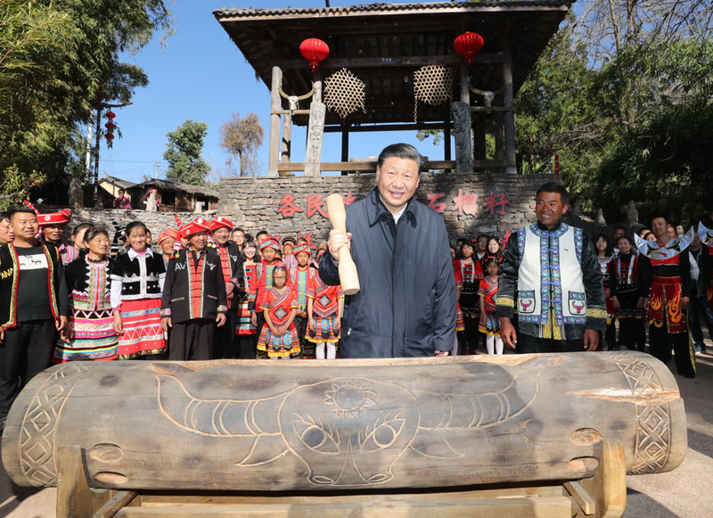2020年1月19日，習(xí)近平總書記在云南省騰沖市清水鄉(xiāng)三家村中寨司莫拉佤族村廣場上，敲響三聲佤族木鼓，祝福來年風(fēng)調(diào)雨順、國泰民安。