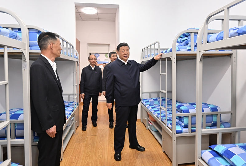 2024年6月18日下午，習(xí)近平總書記在青海果洛西寧民族中學(xué)宿舍樓察看學(xué)生住宿條件。