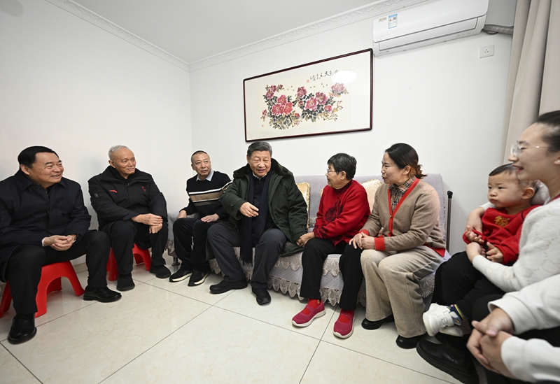 2025年1月23日上午，習(xí)近平總書記在遼寧沈陽大東區(qū)長安街道長安小區(qū)考察時，走進居民郎素蘭家中看望。
