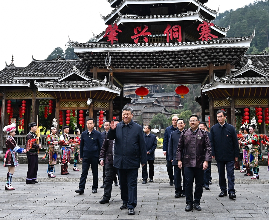 2025年3月17日下午，習(xí)近平在黔東南州黎平縣肇興侗寨考察時(shí)，在寨門(mén)口向身著民族盛裝歡迎的村民揮手致意。新華社記者 燕雁 攝