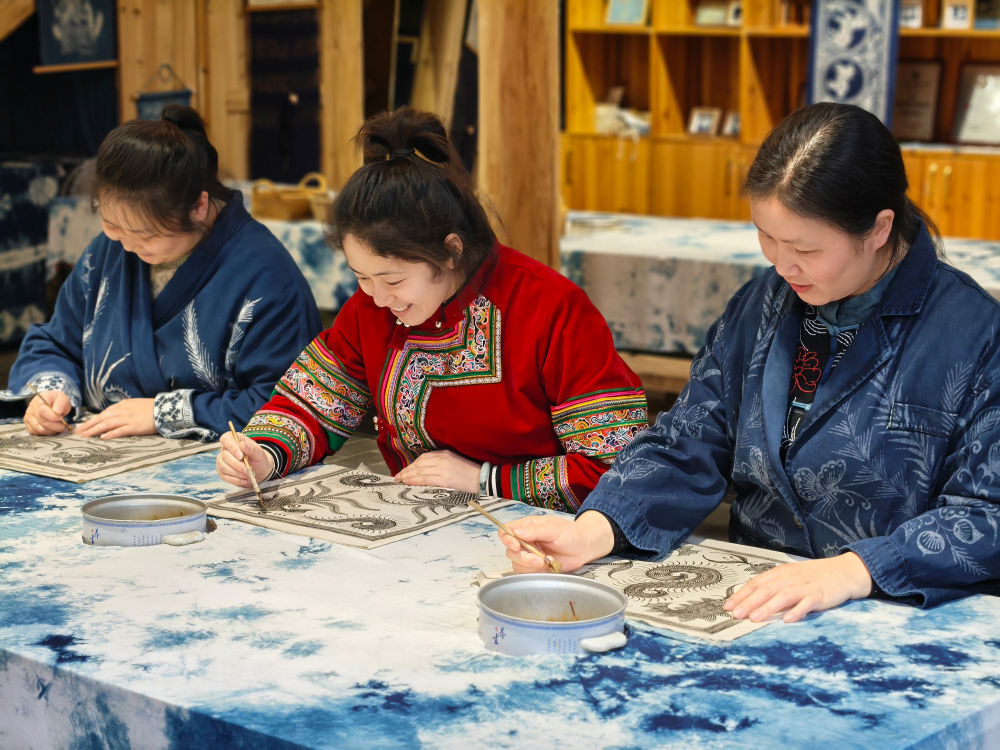 2025年3月14日，村民在肇興侗寨內(nèi)制作蠟染。圖片來(lái)源：新華社