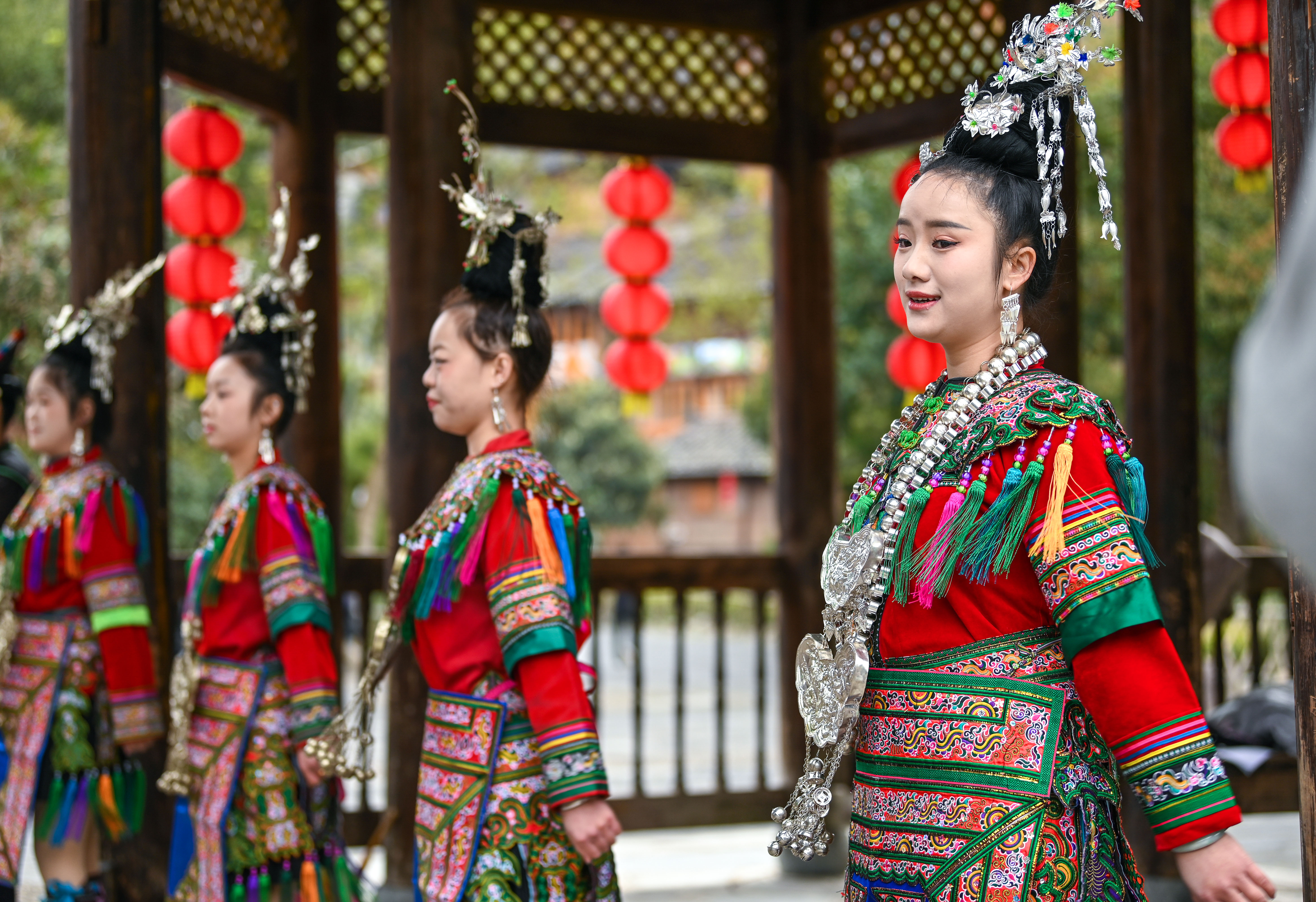  2025年3月18日，侗族群眾在貴州省黎平縣肇興侗寨給游客演唱侗族大歌。