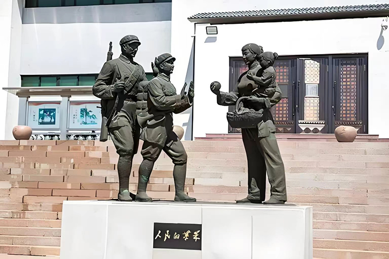錦州蘋果廉政文化展覽館前的《人民的蘋果》主題雕塑。（由遼沈戰(zhàn)役紀念館供圖）