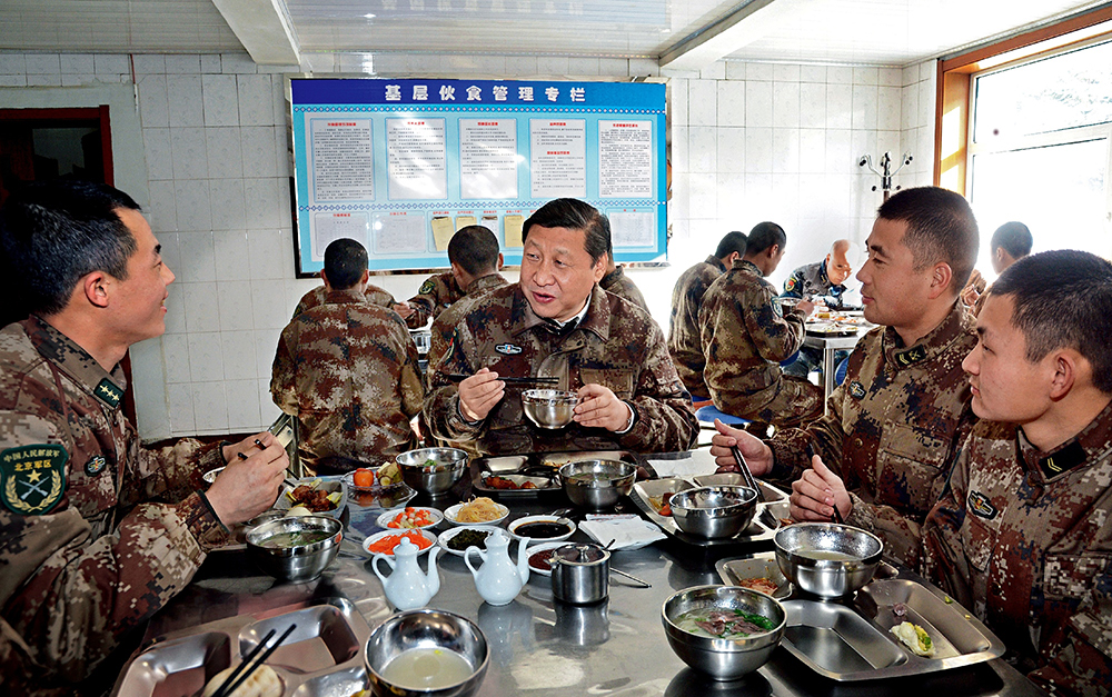 2014年1月26日，習(xí)近平主席專程來到內(nèi)蒙古軍區(qū)邊防某部，親切看望慰問戍邊官兵。這是在連隊(duì)食堂，習(xí)近平主席同戰(zhàn)士們一起用餐。