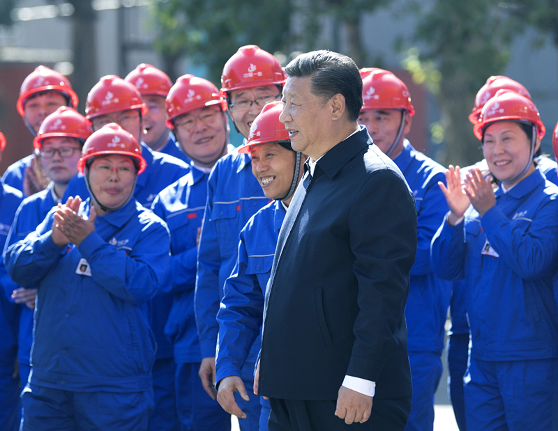 2018年9月26日，在中國一重集團，習近平總書記走到工人中間，同大家親切交流。