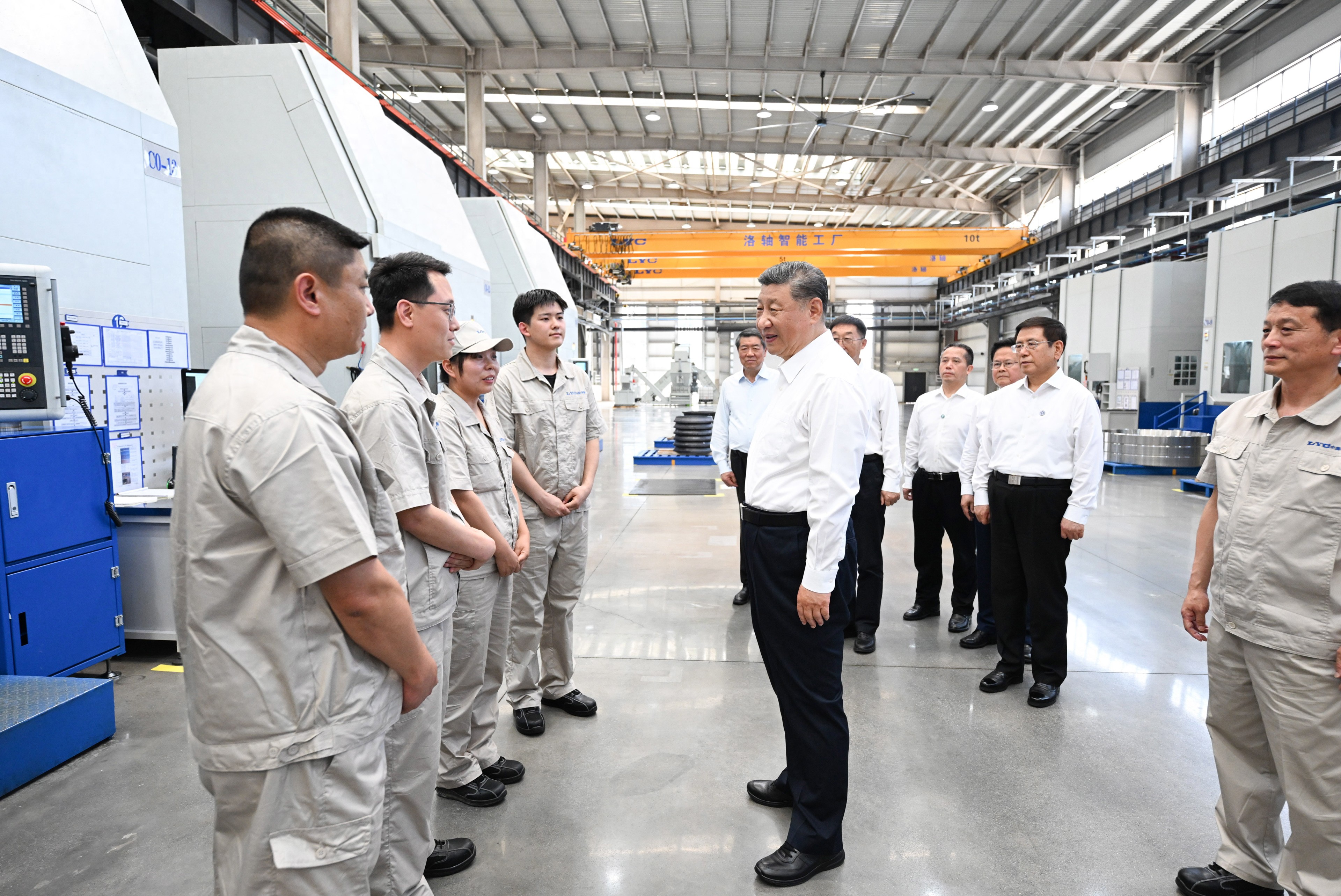 5月19日至20日，中共中央總書記、國家主席、中央軍委主席習(xí)近平在河南考察。這是19日下午，習(xí)近平在洛陽軸承集團(tuán)股份有限公司智能工廠考察時，同企業(yè)職工親切交流。新華社記者 燕雁 攝