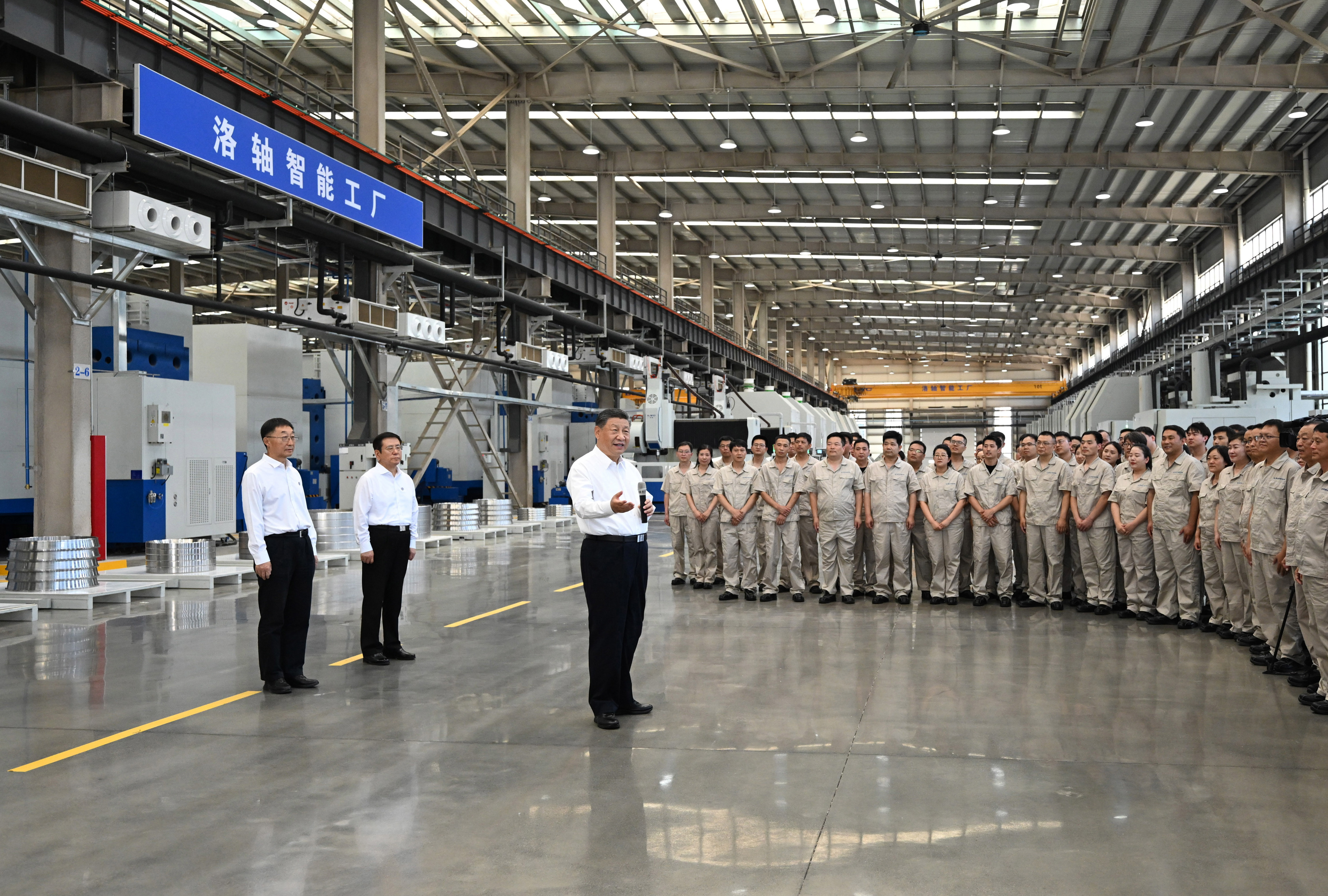 5月19日至20日，中共中央總書(shū)記、國(guó)家主席、中央軍委主席習(xí)近平在河南考察。這是19日下午，習(xí)近平在洛陽(yáng)軸承集團(tuán)股份有限公司智能工廠考察時(shí)，同企業(yè)職工親切交流。新華社記者 燕雁 攝