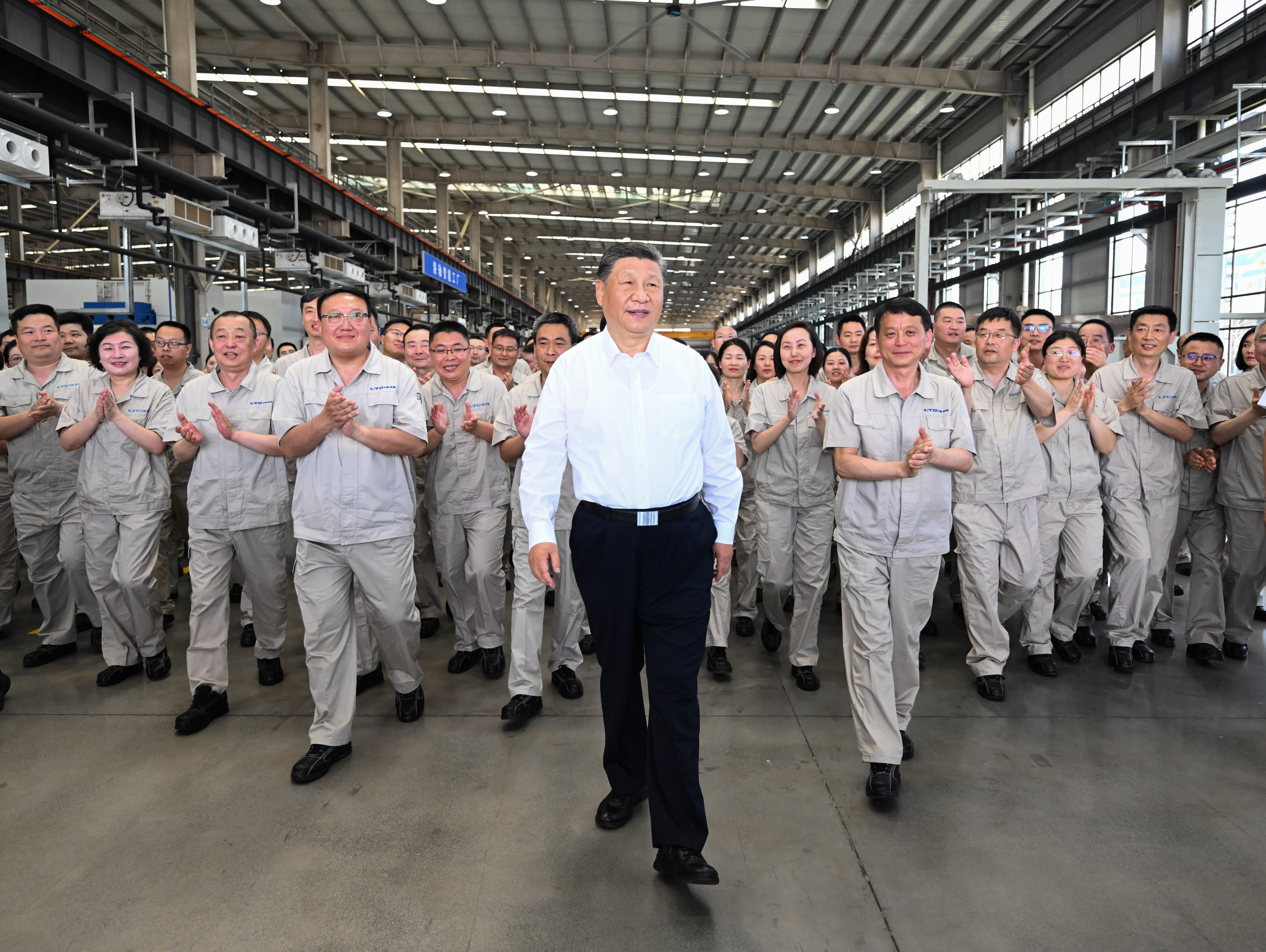 月19日至20日，中共中央總書記、國家主席、中央軍委主席習(xí)近平在河南考察。這是19日下午，習(xí)近平在洛陽軸承集團(tuán)股份有限公司智能工廠考察時，同企業(yè)職工在一起。新華社記者 燕雁 攝