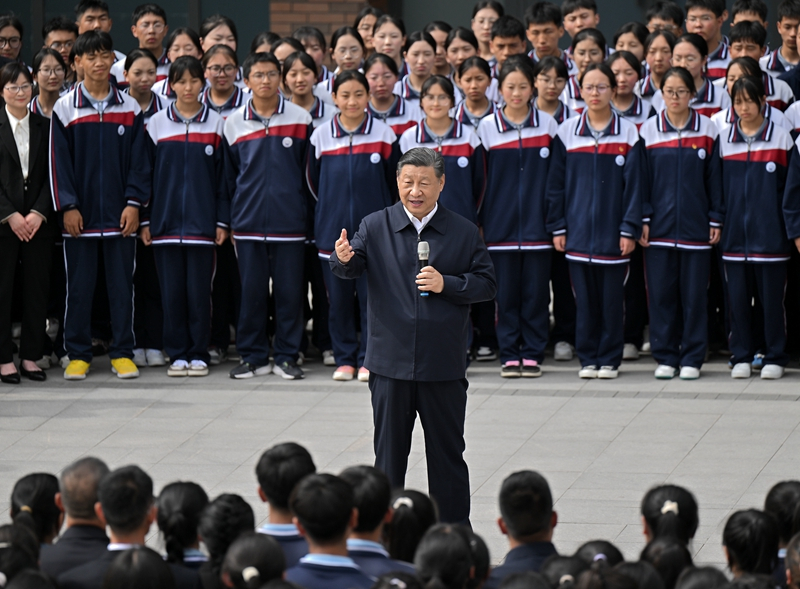 2024年6月18日，習(xí)近平總書記在青海果洛西寧民族中學(xué)考察時(shí)，同師生們親切交流。