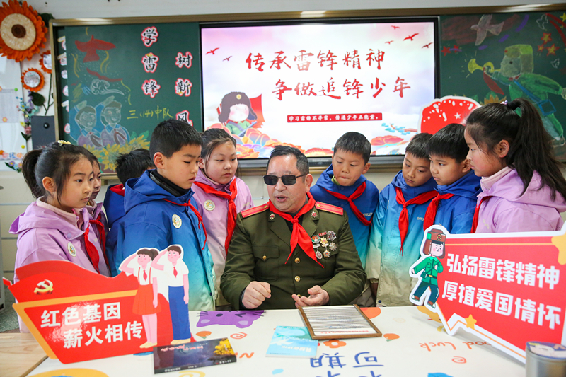 2025年3月3日，江蘇南通如皋市安定小學(xué)里，傷殘軍人許波銀在思政小課堂上向?qū)W生講述雷鋒故事。