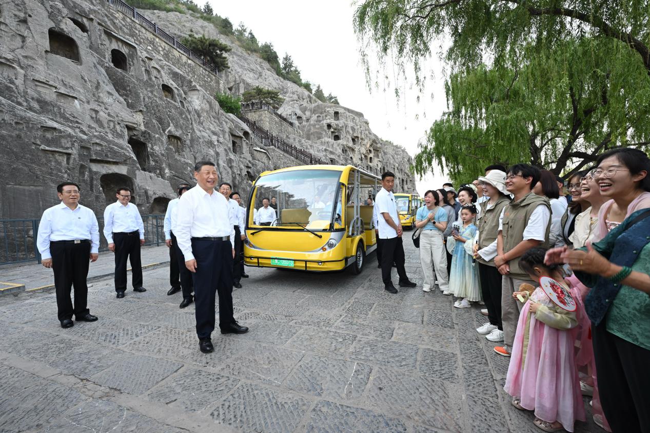 5月19日，習(xí)近平在洛陽(yáng)龍門(mén)石窟考察時(shí)，同游客親切交流。